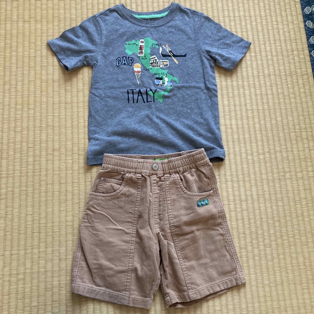 GAP(ギャップ)のTシャツ（GAP）半ズボン（crocs) キッズ/ベビー/マタニティのキッズ服男の子用(90cm~)(Tシャツ/カットソー)の商品写真