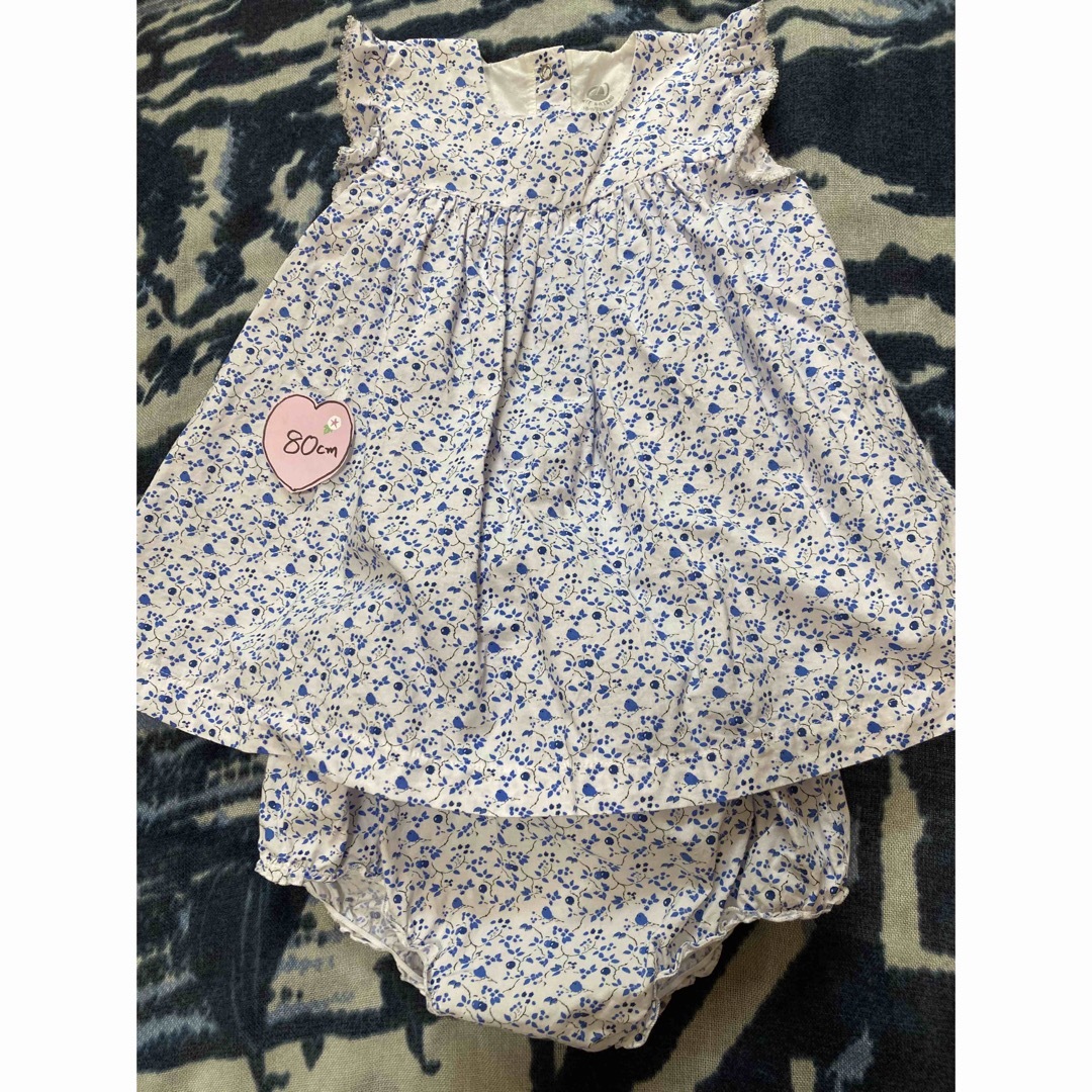 PETIT BATEAU(プチバトー)の女の子用ベビーワンピース3枚とロンパース1枚のセット キッズ/ベビー/マタニティのベビー服(~85cm)(ワンピース)の商品写真