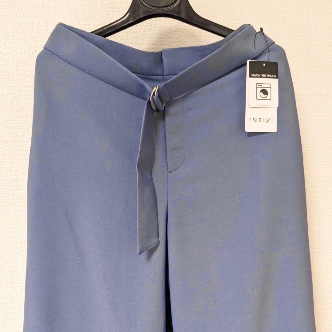 INDIVI(インディヴィ)のINDIVI💛新品💛ベルト付きくすみライトブルー水色軽量パンツ40 レディースのパンツ(カジュアルパンツ)の商品写真