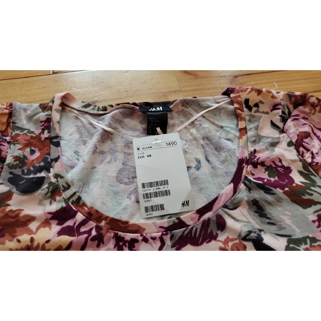 H&M(エイチアンドエム)の「新品未使用」Ｈ&Ｍ レディース （花柄XS） レディースのトップス(Tシャツ(半袖/袖なし))の商品写真