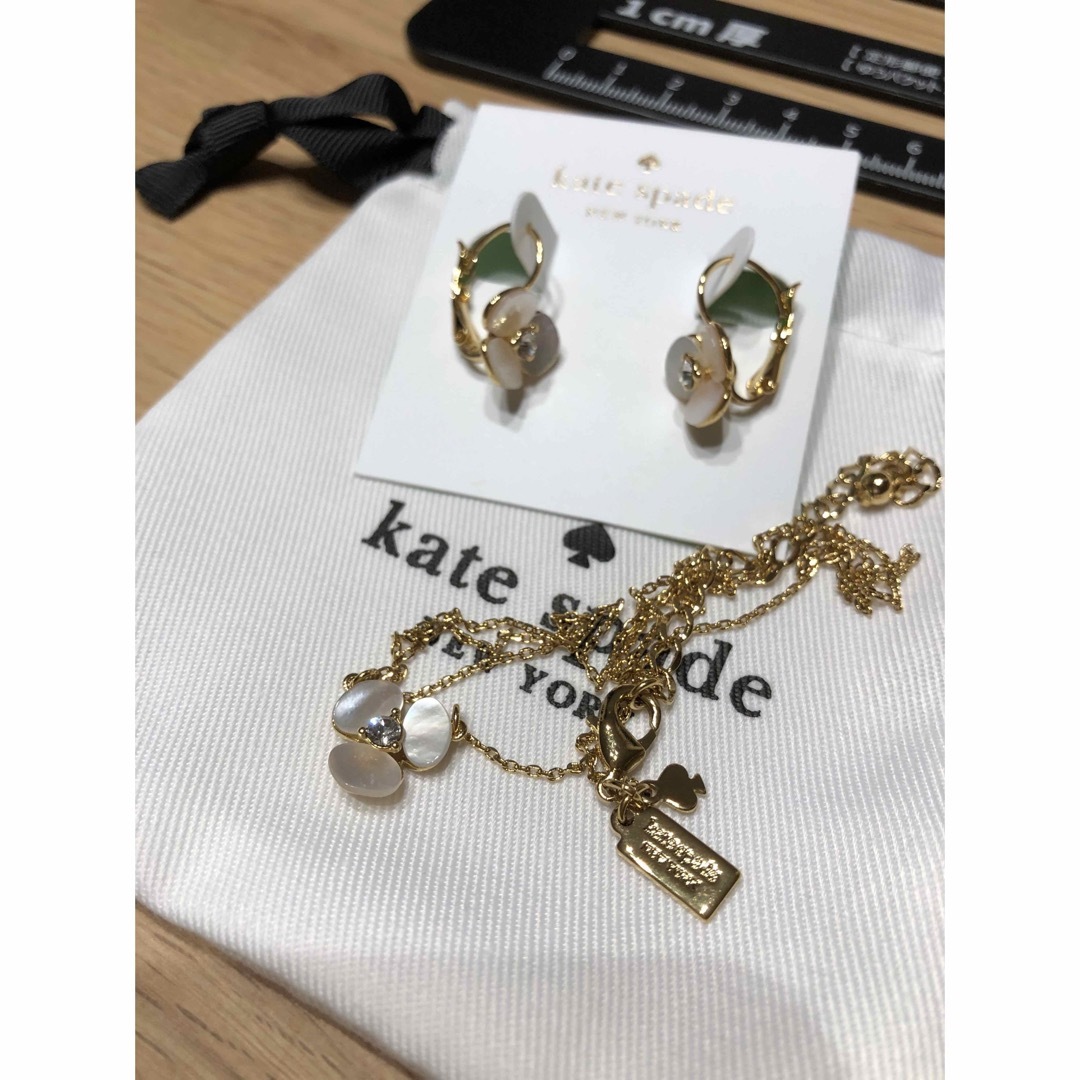 kate spade new york(ケイトスペードニューヨーク)のKSS001S2 Kate spade   花柄　ネックレス　ピアス　2点セット レディースのアクセサリー(ネックレス)の商品写真