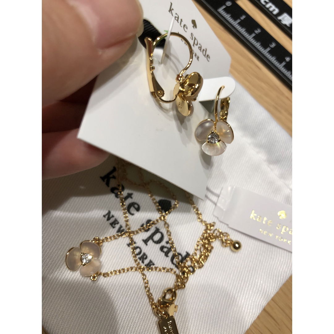 kate spade new york(ケイトスペードニューヨーク)のKSS001S2 Kate spade   花柄　ネックレス　ピアス　2点セット レディースのアクセサリー(ネックレス)の商品写真