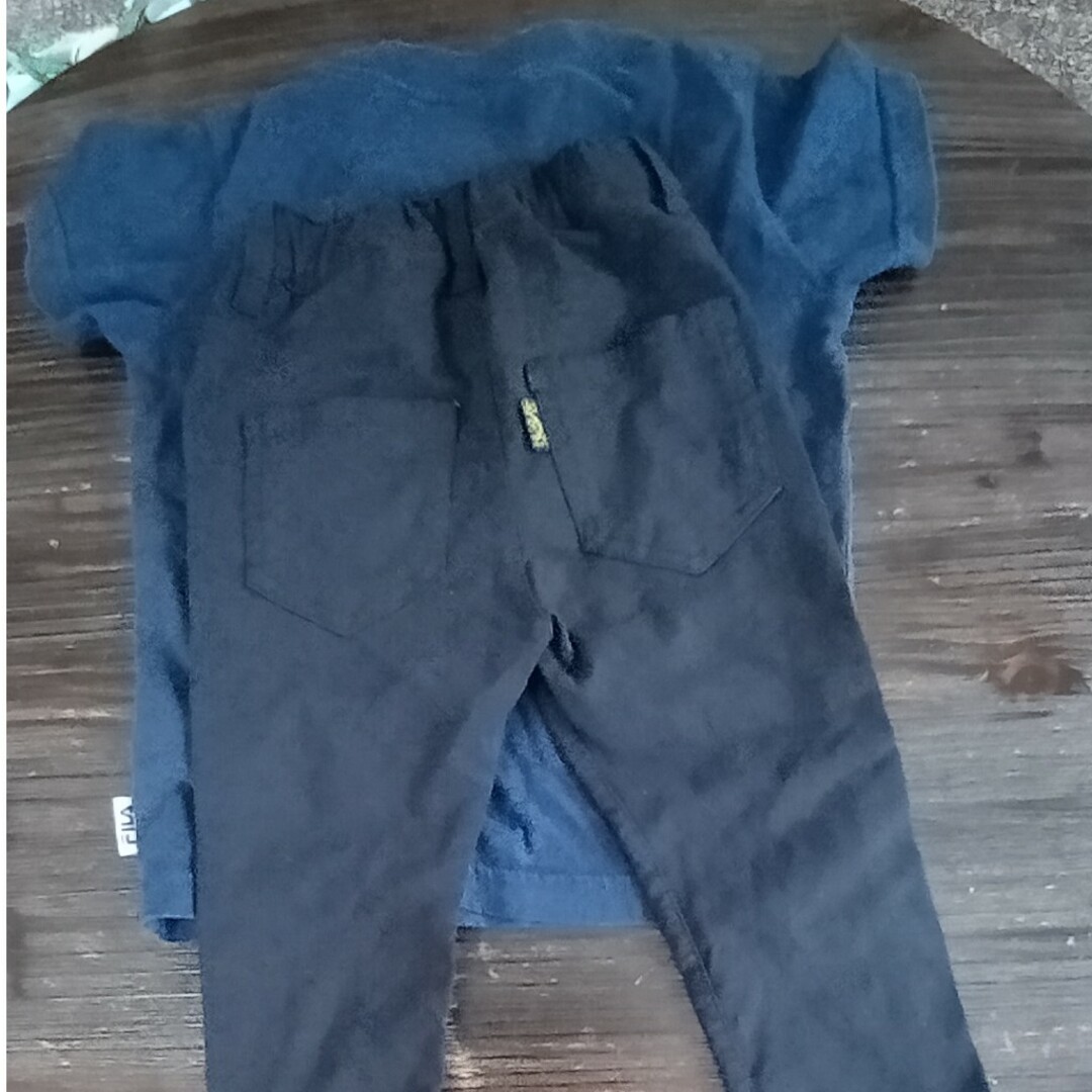 フィラの紺色Tシャツ（100）と黒色薄手長ズボン（90）2枚で。 キッズ/ベビー/マタニティのキッズ服男の子用(90cm~)(Tシャツ/カットソー)の商品写真