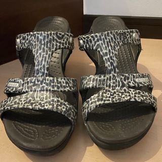 クロックス(crocs)のクロックスcrocs廃盤品サイプラス5.0人気レオパード柄ヒールサンダルW8(サンダル)