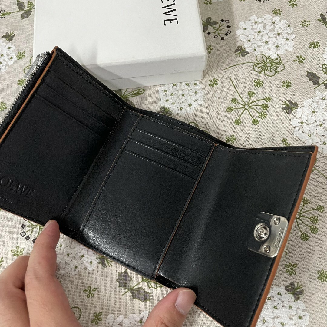 LOEWE 三つ折り財布 定期入れ付き