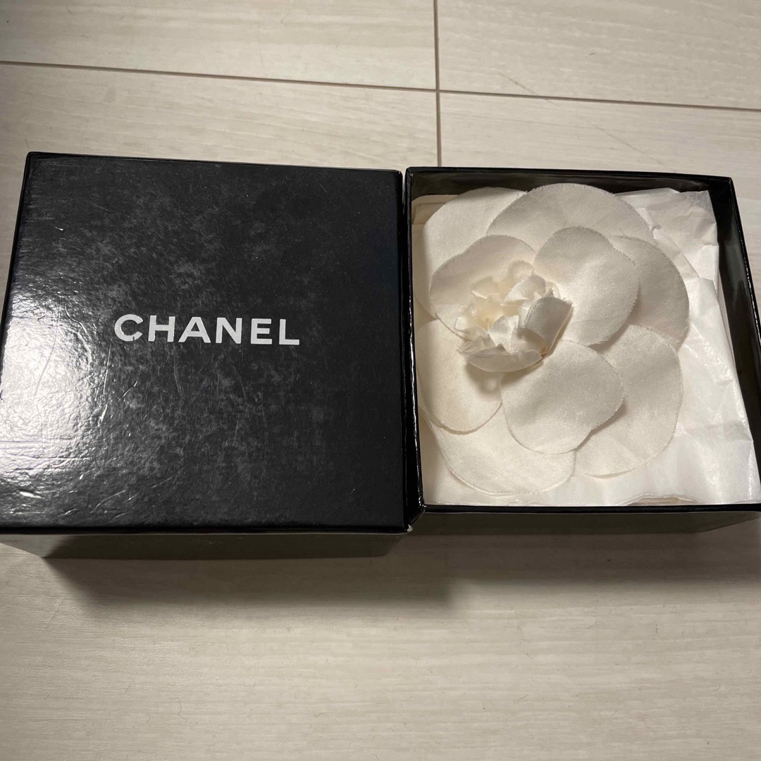 CHANEL(シャネル)のCHANEL カメリアブローチ　コサージュ白 レディースのアクセサリー(ブローチ/コサージュ)の商品写真