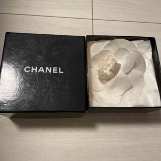 シャネル(CHANEL)のCHANEL カメリアブローチ　コサージュ白(ブローチ/コサージュ)