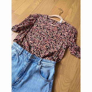 エイチアンドエム(H&M)のH&M 美品！小花柄パワーショルダー半袖トップス(シャツ/ブラウス(半袖/袖なし))