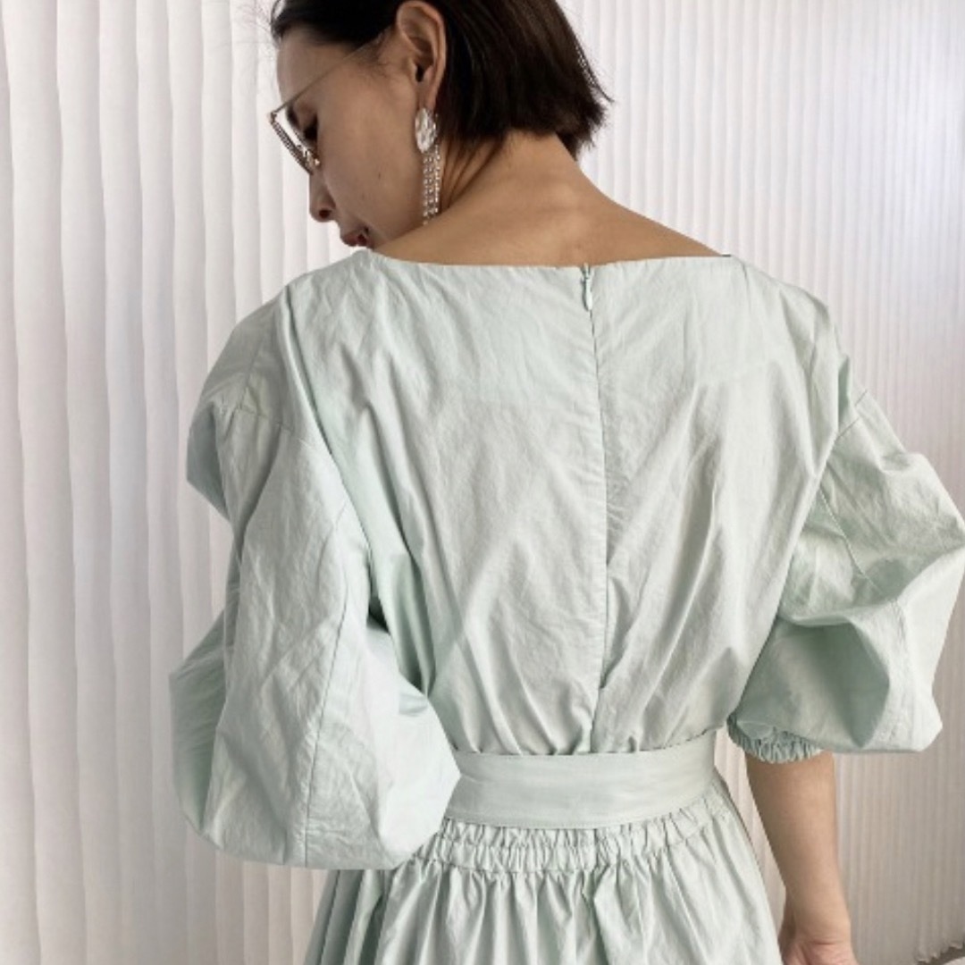 Ameri VINTAGE(アメリヴィンテージ)のAMERI SHIRRING VOLUME SLEEVE DRESS レディースのワンピース(ロングワンピース/マキシワンピース)の商品写真