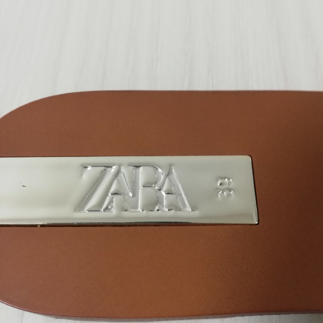 ZARA(ザラ)のザラ　フラットサンダル　ゴールド　24.5 レディースの靴/シューズ(サンダル)の商品写真