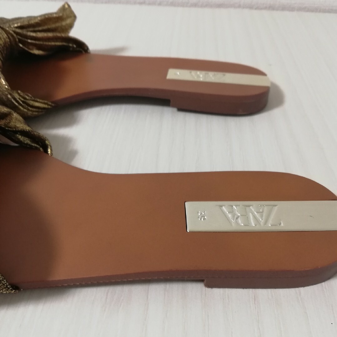 ZARA(ザラ)のザラ　フラットサンダル　ゴールド　24.5 レディースの靴/シューズ(サンダル)の商品写真