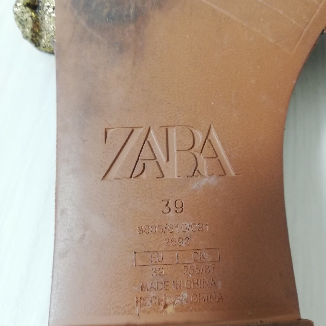 ZARA(ザラ)のザラ　フラットサンダル　ゴールド　24.5 レディースの靴/シューズ(サンダル)の商品写真