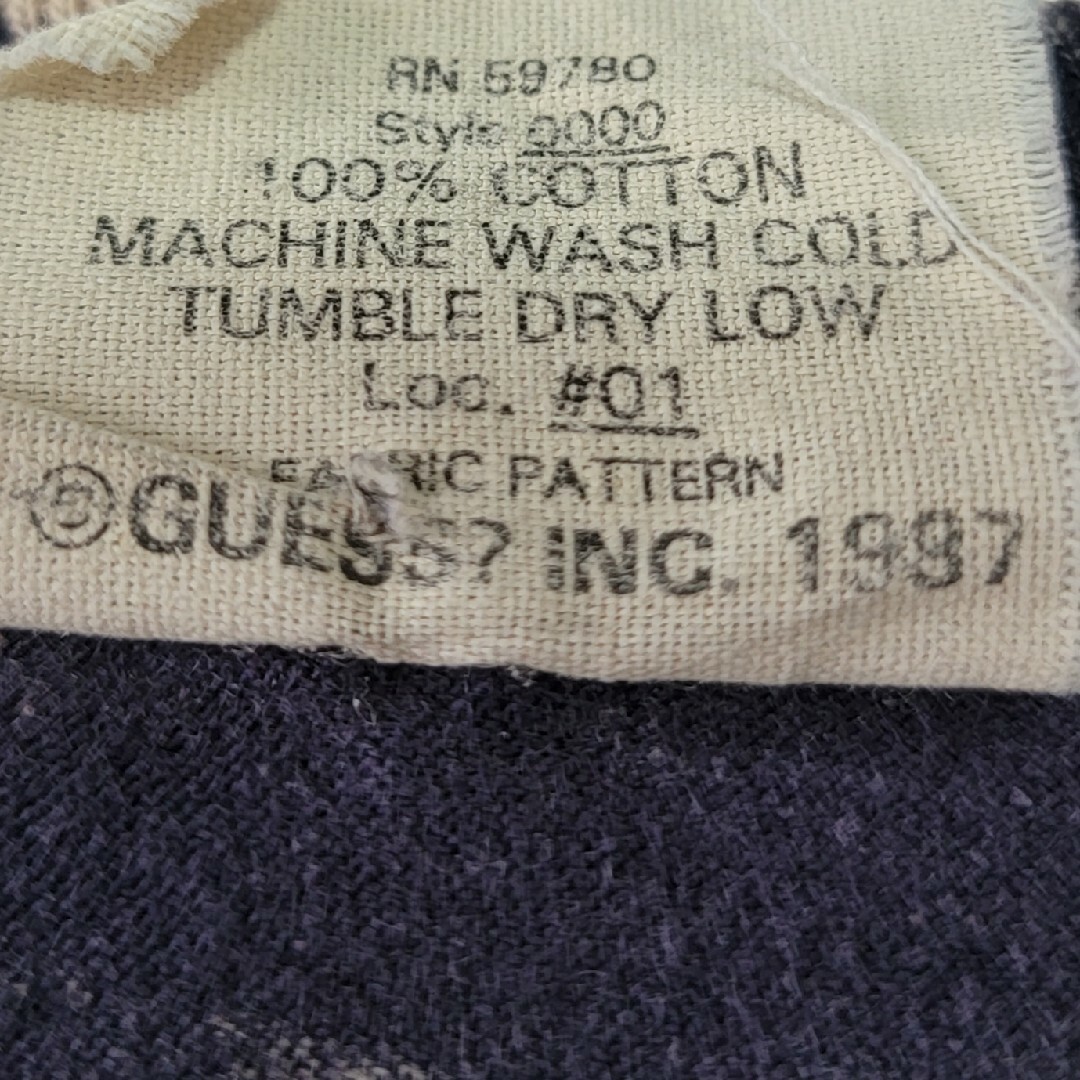 GUESS(ゲス)の【激レア】1997年 アメリカ製 ゲス GUESS ブリーチ加工 ロゴTシャツ メンズのトップス(Tシャツ/カットソー(半袖/袖なし))の商品写真