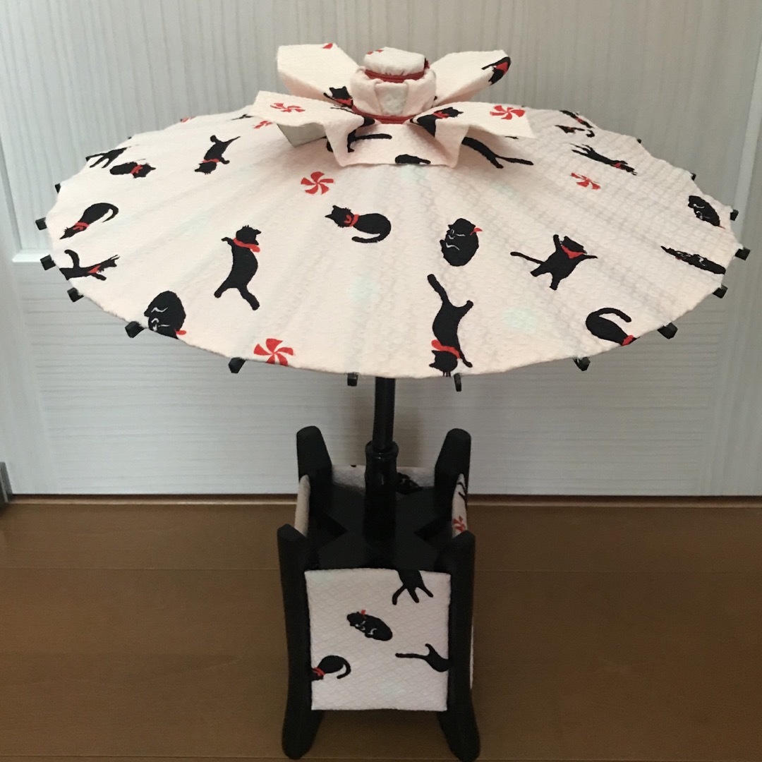 ピンク地の黒猫柄の傘飾り台