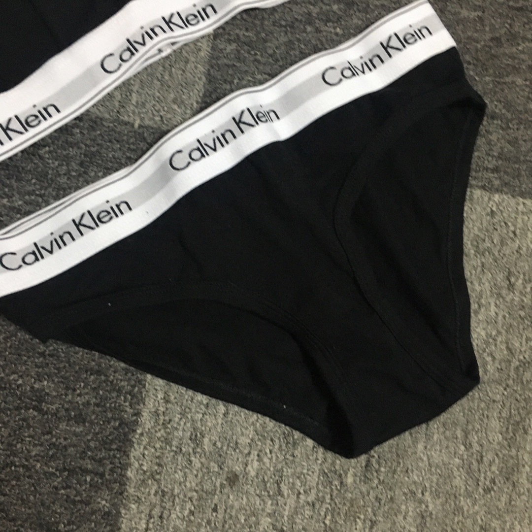 ck Calvin Klein(シーケーカルバンクライン)のカルバンクライン　レディース　上下セット　三角ブラ&ショーツ　黒　下着　S レディースの下着/アンダーウェア(ブラ&ショーツセット)の商品写真