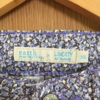 アースミュージックアンドエコロジー(earth music & ecology)のearth music&ecology×LIBERTY パンツ （sizeXS）(スキニーパンツ)