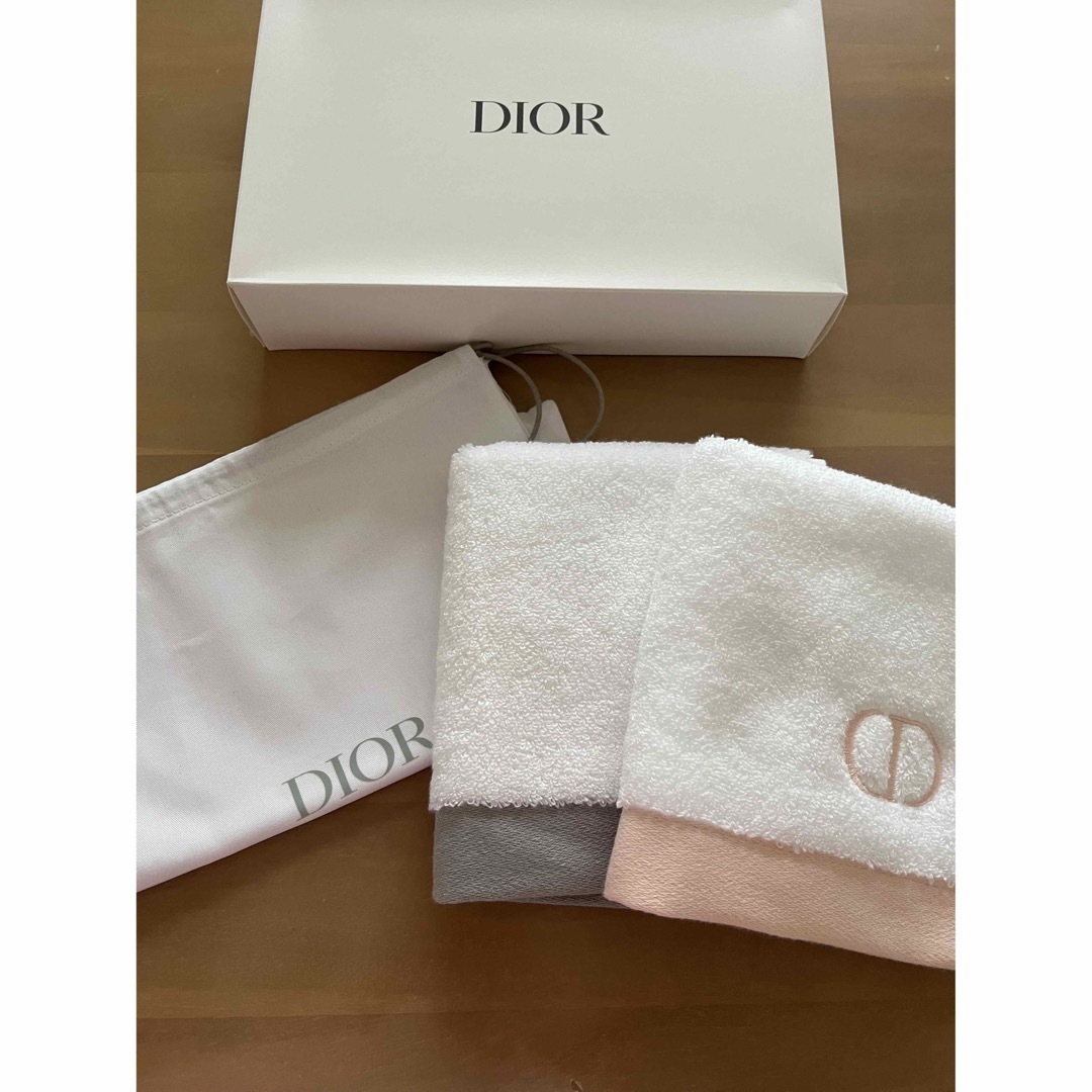 Christian Dior(クリスチャンディオール)の限定　Dior ディオール　ノベルティ　タオル　バッジ　ボトル コスメ/美容のコスメ/美容 その他(その他)の商品写真