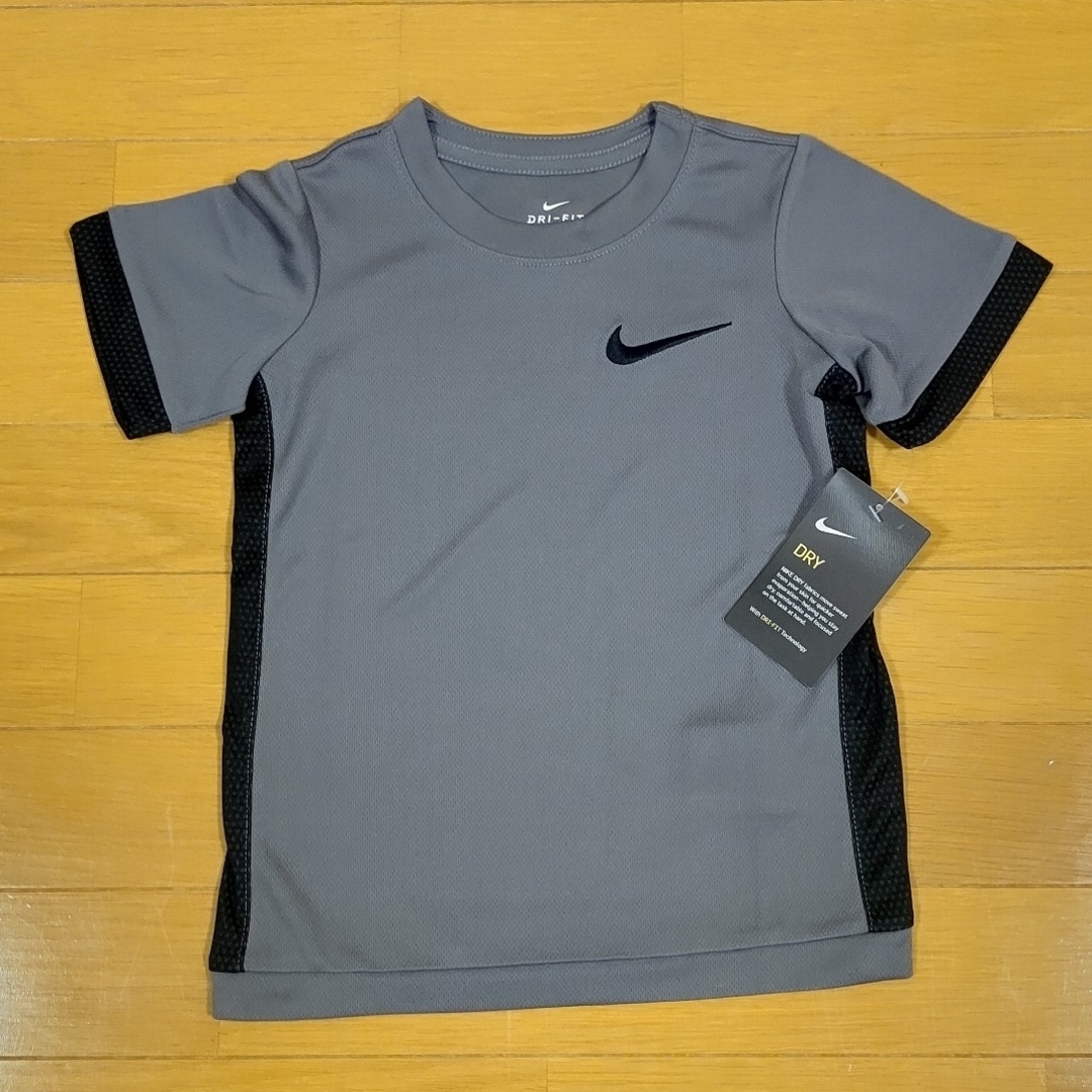 NIKE(ナイキ)の【新品】NIKE DRI-FIT 半袖Tシャツ 100cm キッズ/ベビー/マタニティのキッズ服男の子用(90cm~)(Tシャツ/カットソー)の商品写真