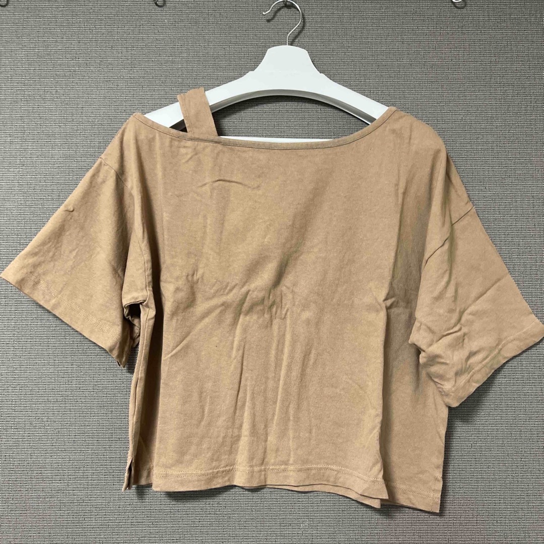 w closet(ダブルクローゼット)のwcloset オフショルダーTシャツ レディースのトップス(Tシャツ(半袖/袖なし))の商品写真