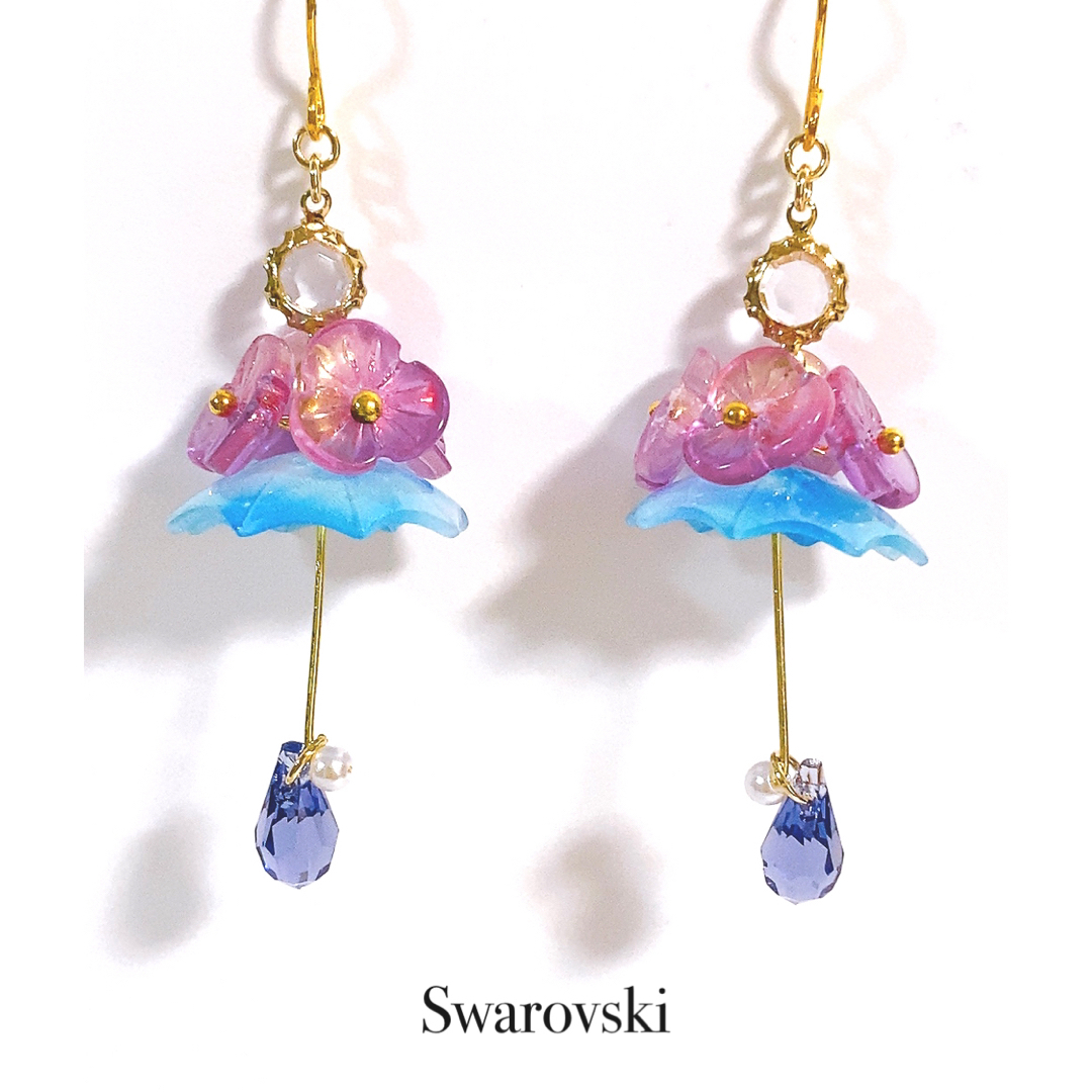 SWAROVSKI(スワロフスキー)の紫陽花と傘　スワロフスキーピアス・イヤリング　★カラーお選び頂けます★ ハンドメイドのアクセサリー(ピアス)の商品写真