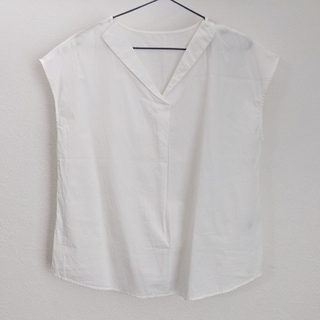 ジーユー(GU)のGU フレンチスリーブ オープンネックシャツ（白）(シャツ/ブラウス(半袖/袖なし))