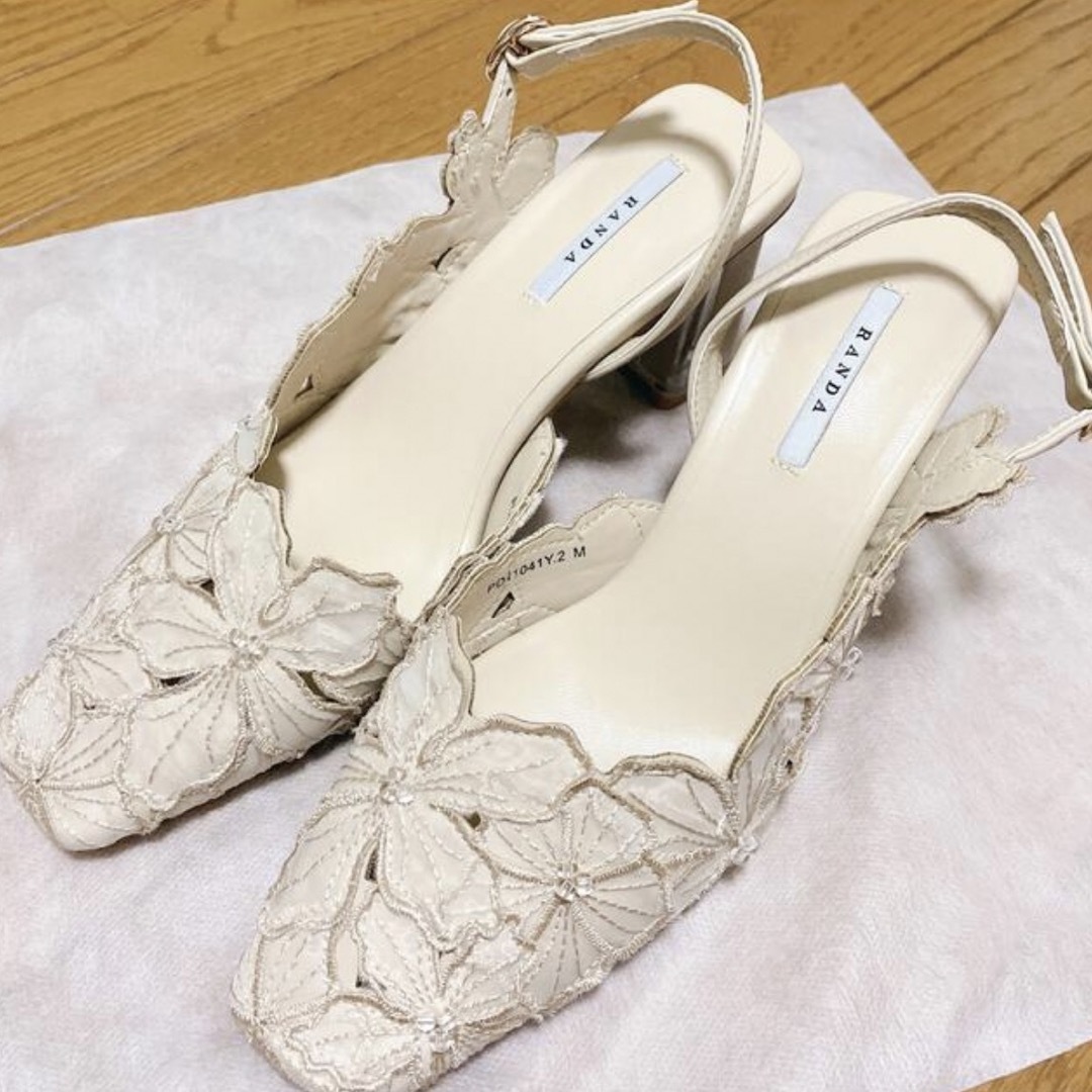 RANDA フラワーカッティングバックストラップパンプス