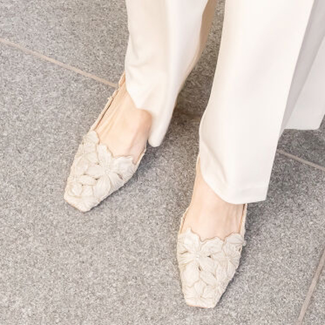 RANDA フラワーカッティングバックストラップパンプス