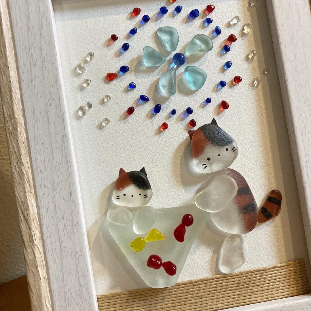 SALE価格 シーグラスアート 三毛猫親子と金魚 花火 夏 SALE価格 シーグラスアート 三毛猫親子と金魚 花火 夏
