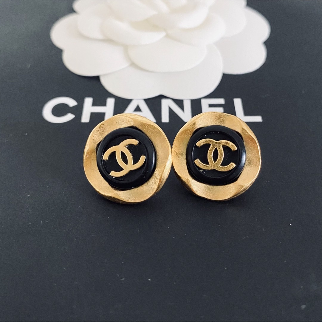 CHANEL(シャネル)のCHANELヴィンテージボタンリメイクピアス ハンドメイドのアクセサリー(ピアス)の商品写真