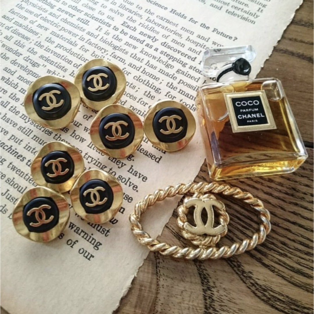 ヴィンテージボタンCHANEL ピアス❤︎豪華うめつくしストーン - ピアス