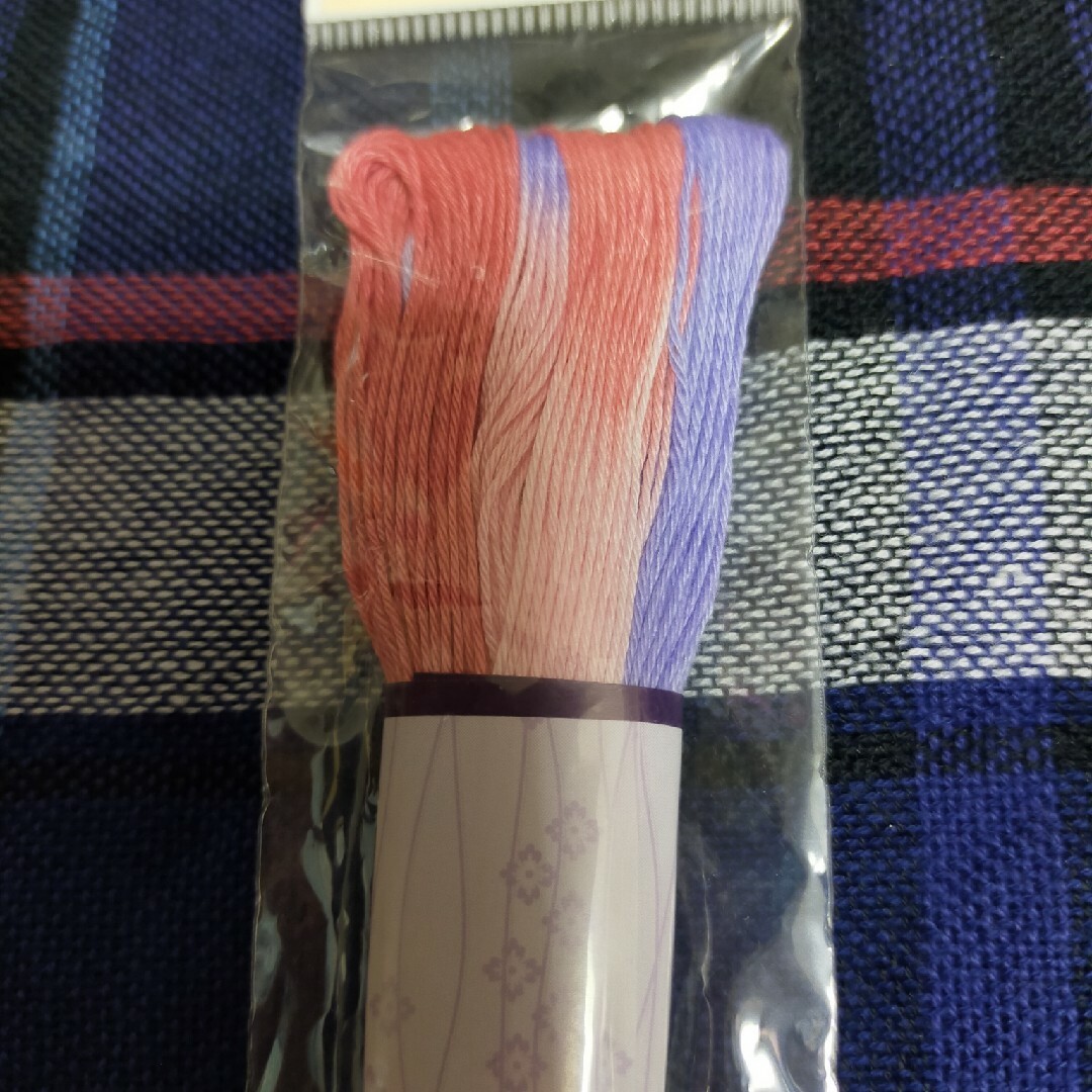 刺し子糸　グラデーションピンクパープル細 ハンドメイドの素材/材料(生地/糸)の商品写真