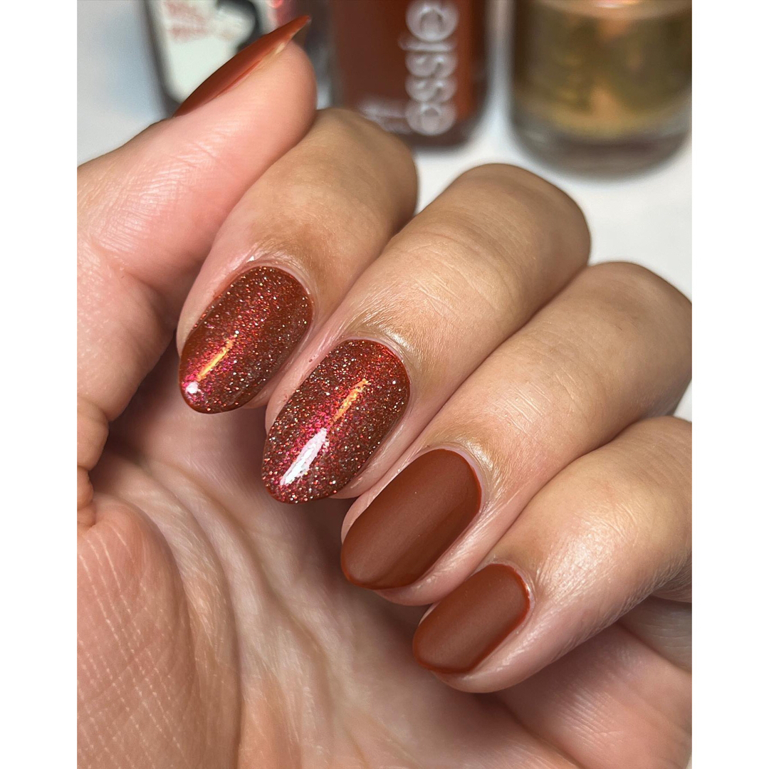 Essie(エッシー)の【新品・匿名配送】essie nail polish 赤茶 レンガカラー コスメ/美容のネイル(マニキュア)の商品写真