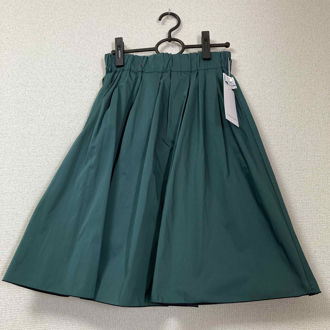 Adam et Rope'(アダムエロぺ)の未使用☆アダムエロペ リバーシブルメモリースカート 黒&緑 レディースのスカート(ひざ丈スカート)の商品写真