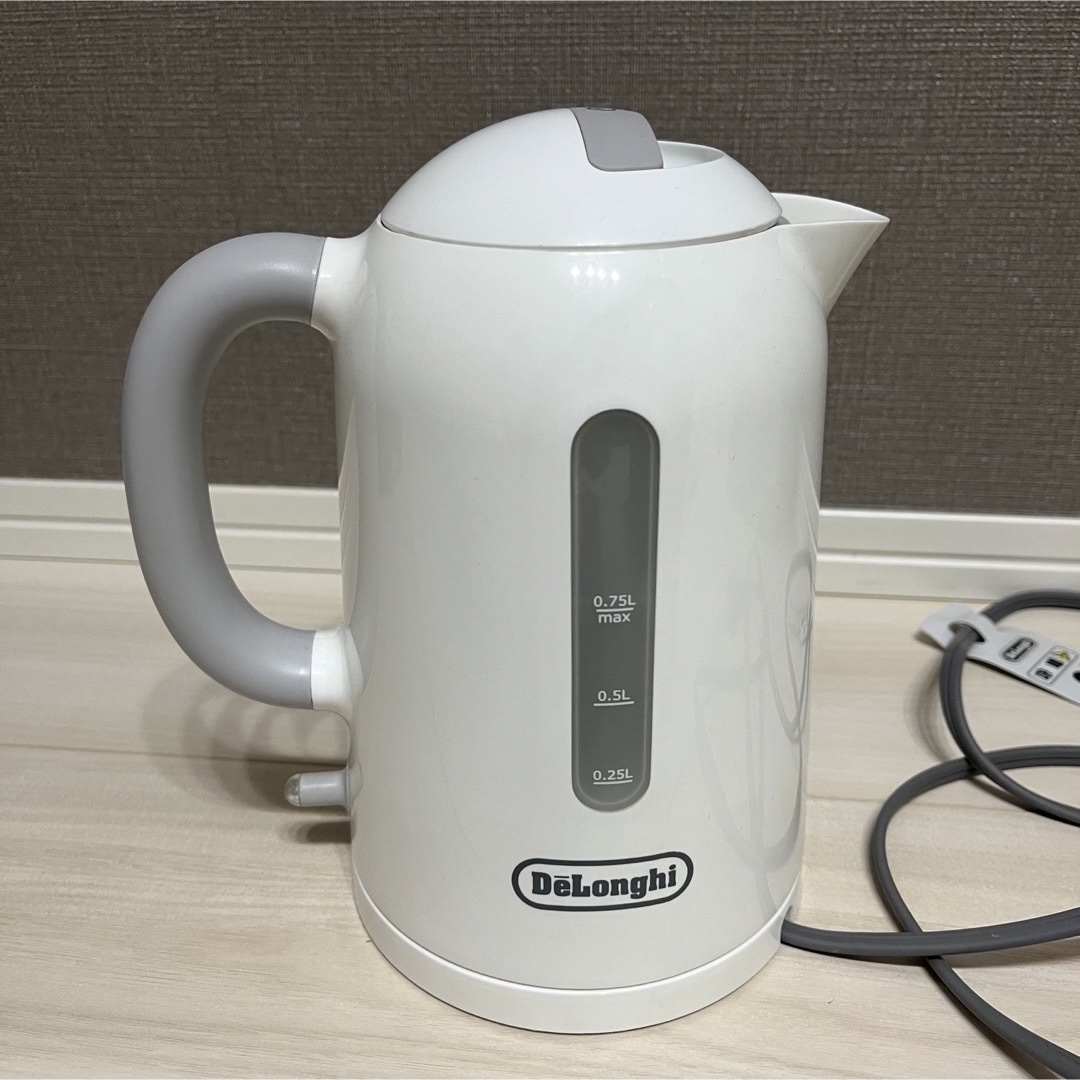 DeLonghi(デロンギ)の DeLonghi 電気ケトル スマホ/家電/カメラの生活家電(電気ケトル)の商品写真