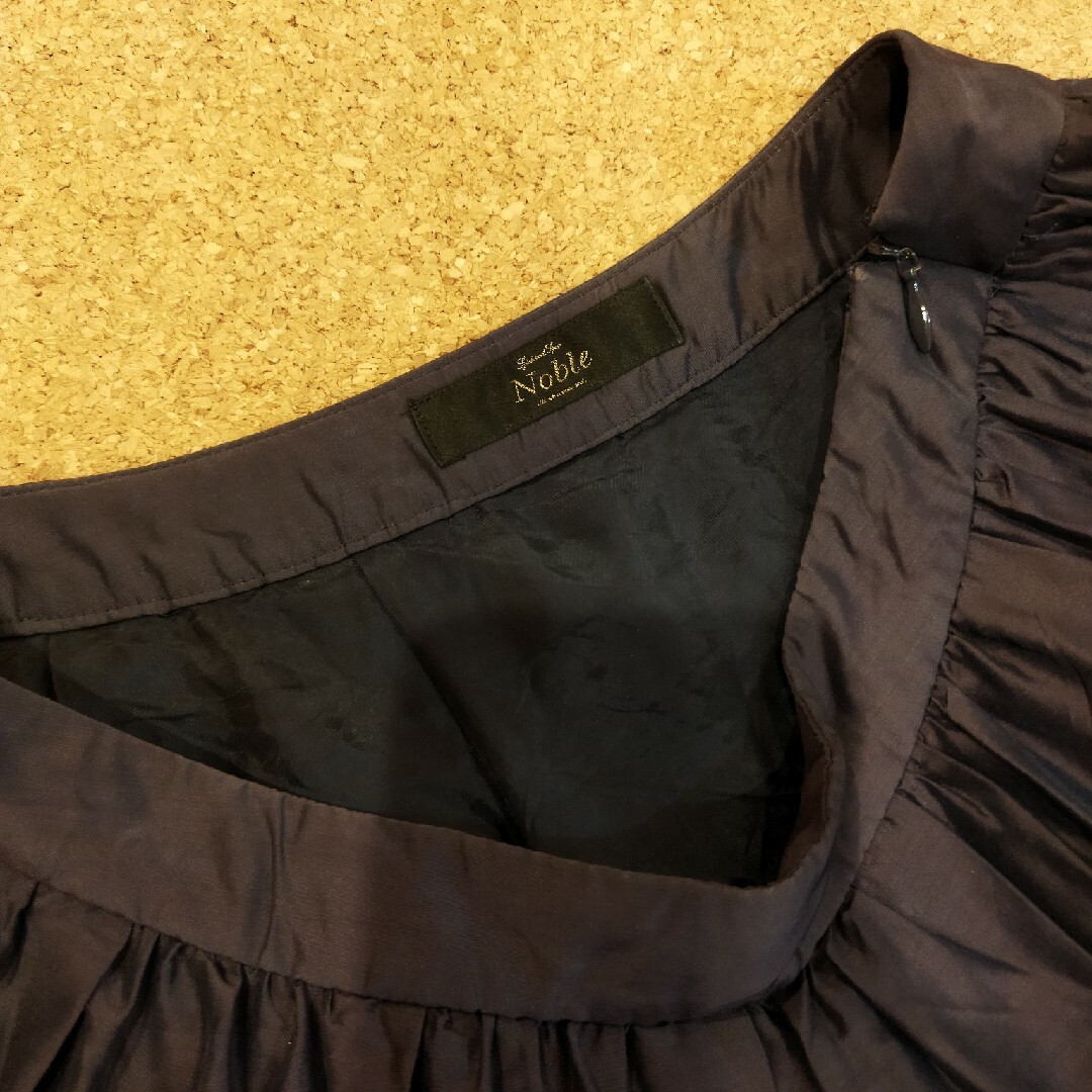 Noble(ノーブル)のネイビー シルク40% スカート オールシーズンOK レディースのスカート(ロングスカート)の商品写真