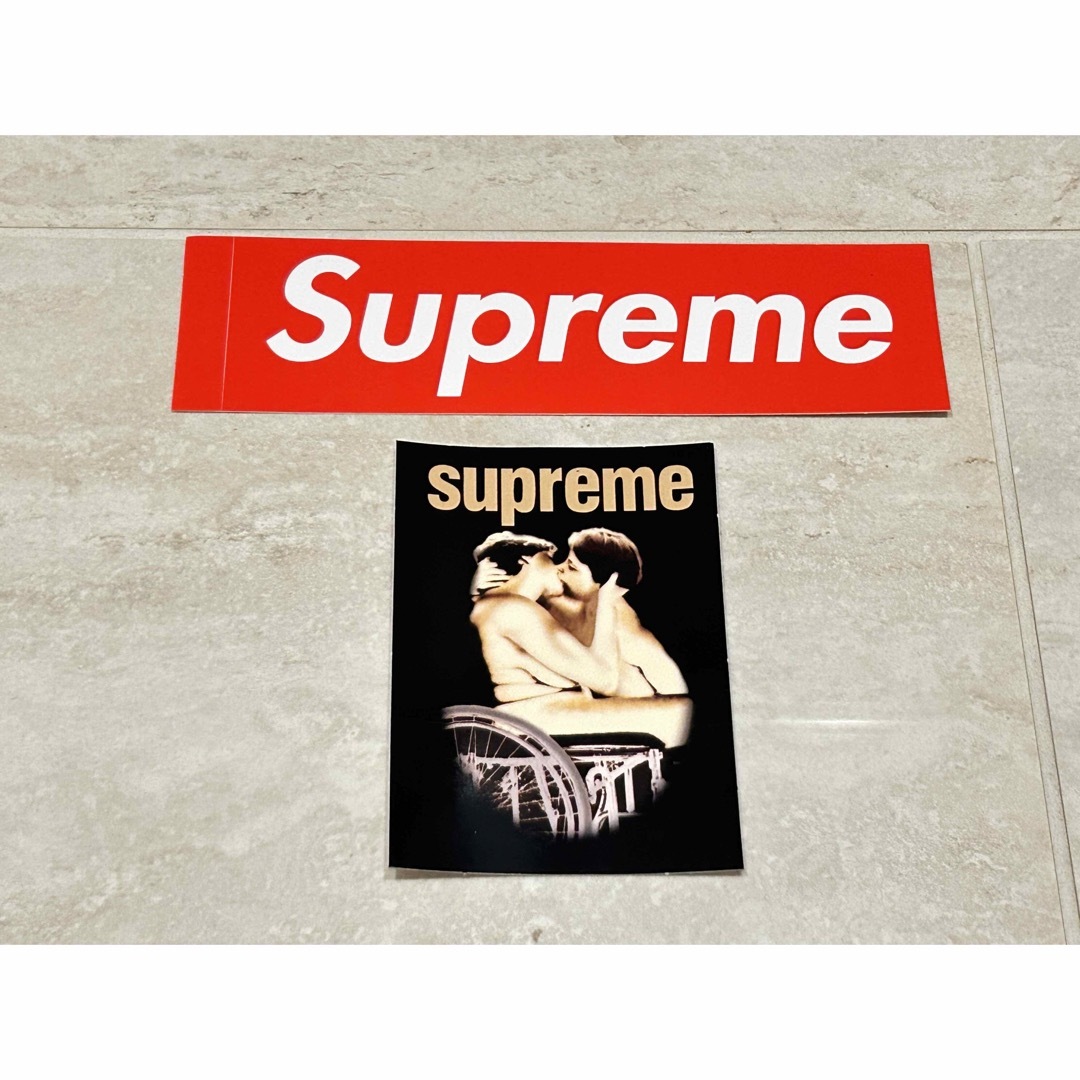 Supreme(シュプリーム)のSupreme ノベルティステッカー シール キス 赤ボックス エンタメ/ホビーのコレクション(ノベルティグッズ)の商品写真