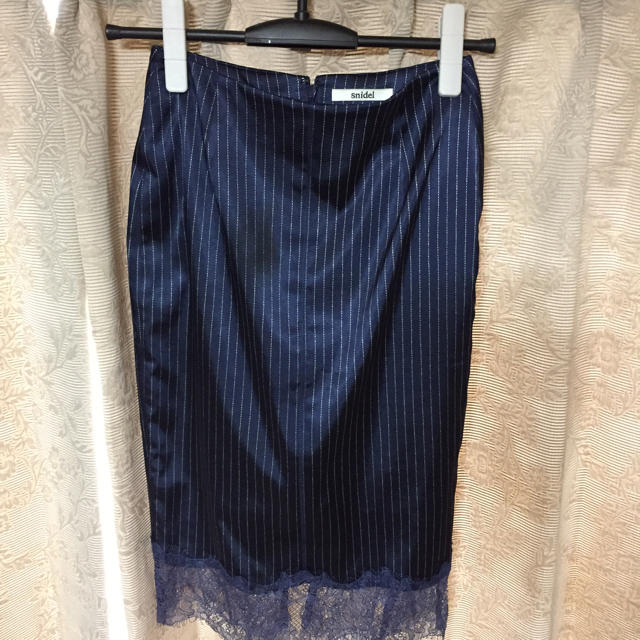 SNIDEL(スナイデル)のsnidel サテン裾レースタイトスカート レディースのスカート(ひざ丈スカート)の商品写真