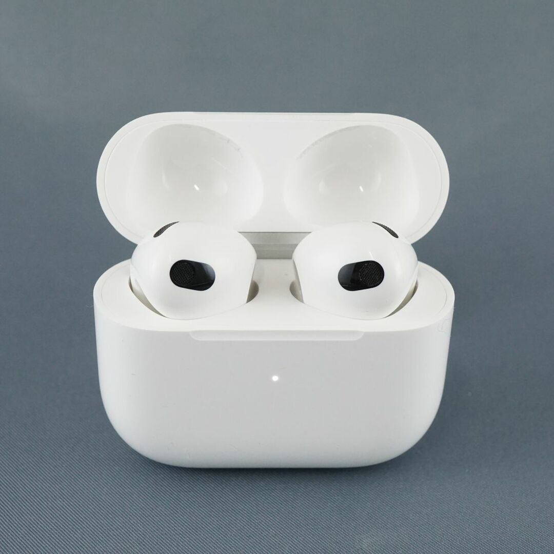 Apple AirPods 第三世代 MagSafe充電ケース付 USED美品 ワイヤレスイヤホン 耐汗 耐水 MME73J/A Qi充電 完動品  KR V8663