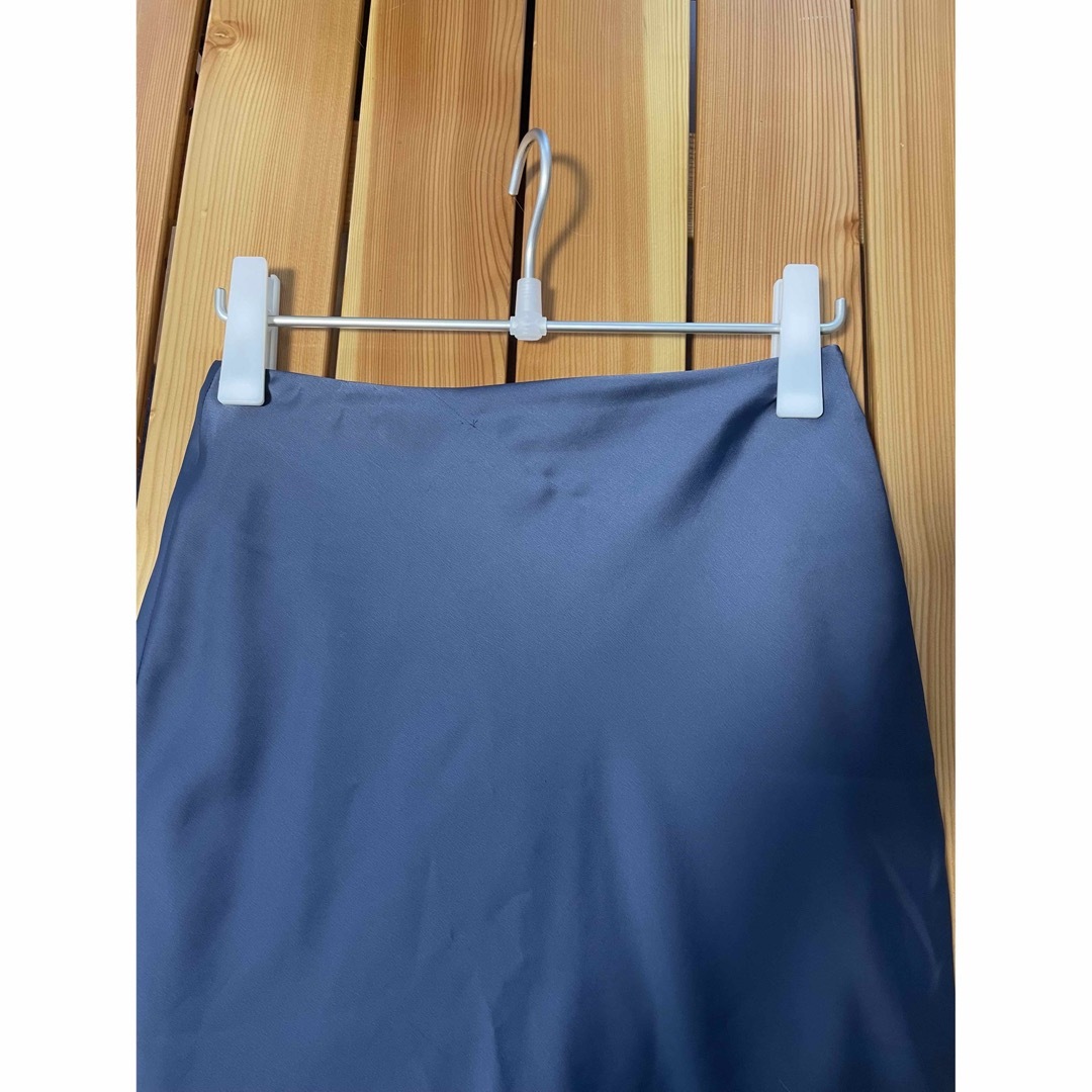 UNIQLO(ユニクロ)のユニクロ　サテンナローフレアスカート　Mサイズ レディースのスカート(ひざ丈スカート)の商品写真