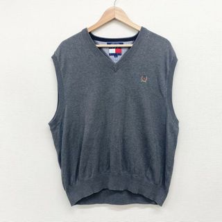 トミーヒルフィガー(TOMMY HILFIGER)のUS古着 トミーヒルフィガー TOMMY HILFIGER コットン ニット ベスト Vネック 無地 ワンポイント エンブレム 刺繍 サイズ：メンズ XL ビッグサイズ グレー【中古】(ニット/セーター)