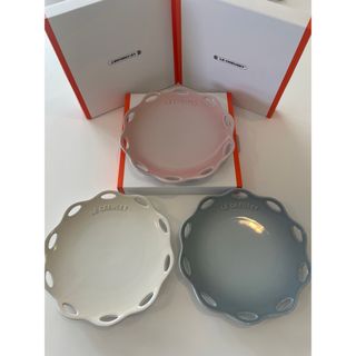 ルクルーゼ(LE CREUSET)のル・クルーゼ　フルール　レース　プレート　19センチ　【新品未使用品】３枚セット(食器)