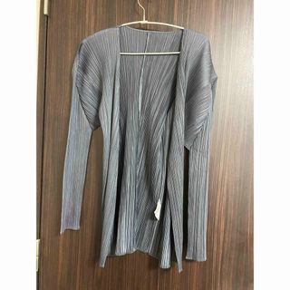 プリーツプリーズイッセイミヤケ(PLEATS PLEASE ISSEY MIYAKE)のpleats pleaseチャコールグレー カーディガン(カーディガン)