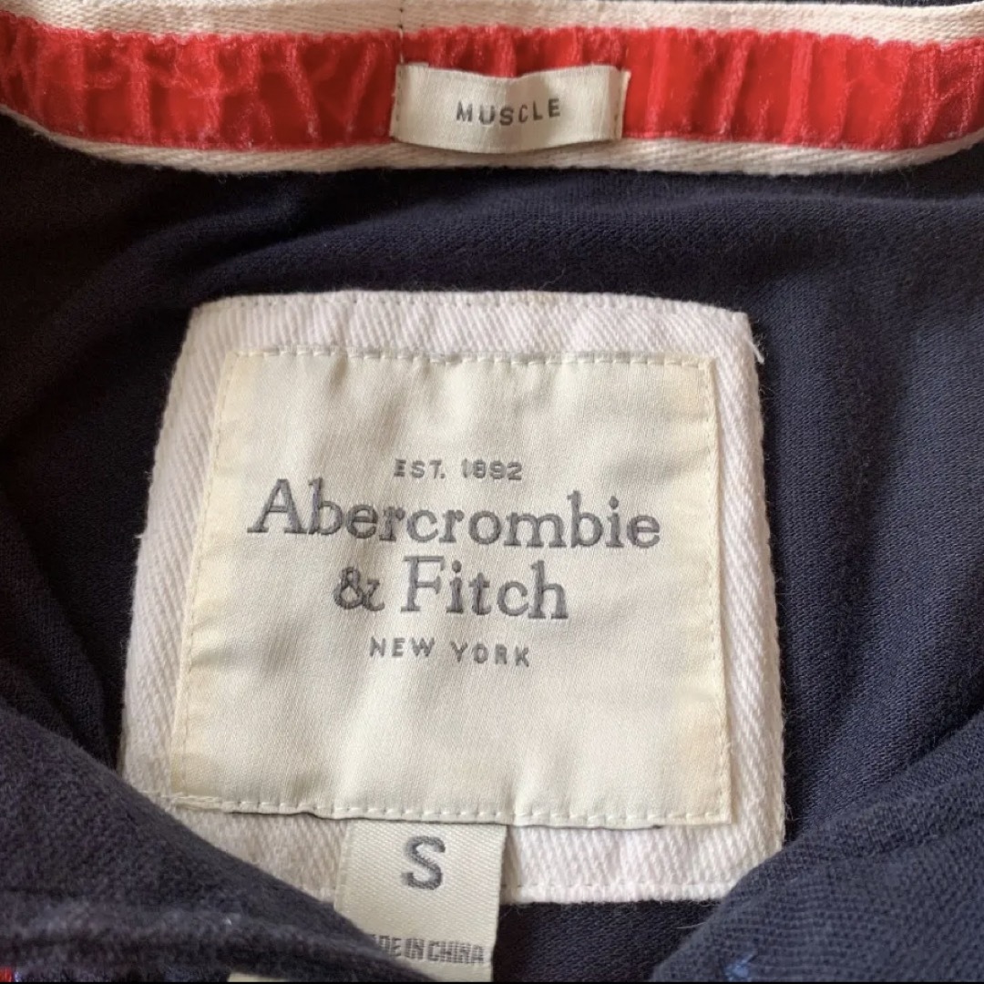 Abercrombie&Fitch(アバクロンビーアンドフィッチ)のアバクロンビー　ネイビー　ポロシャツ　フランス メンズのトップス(ポロシャツ)の商品写真