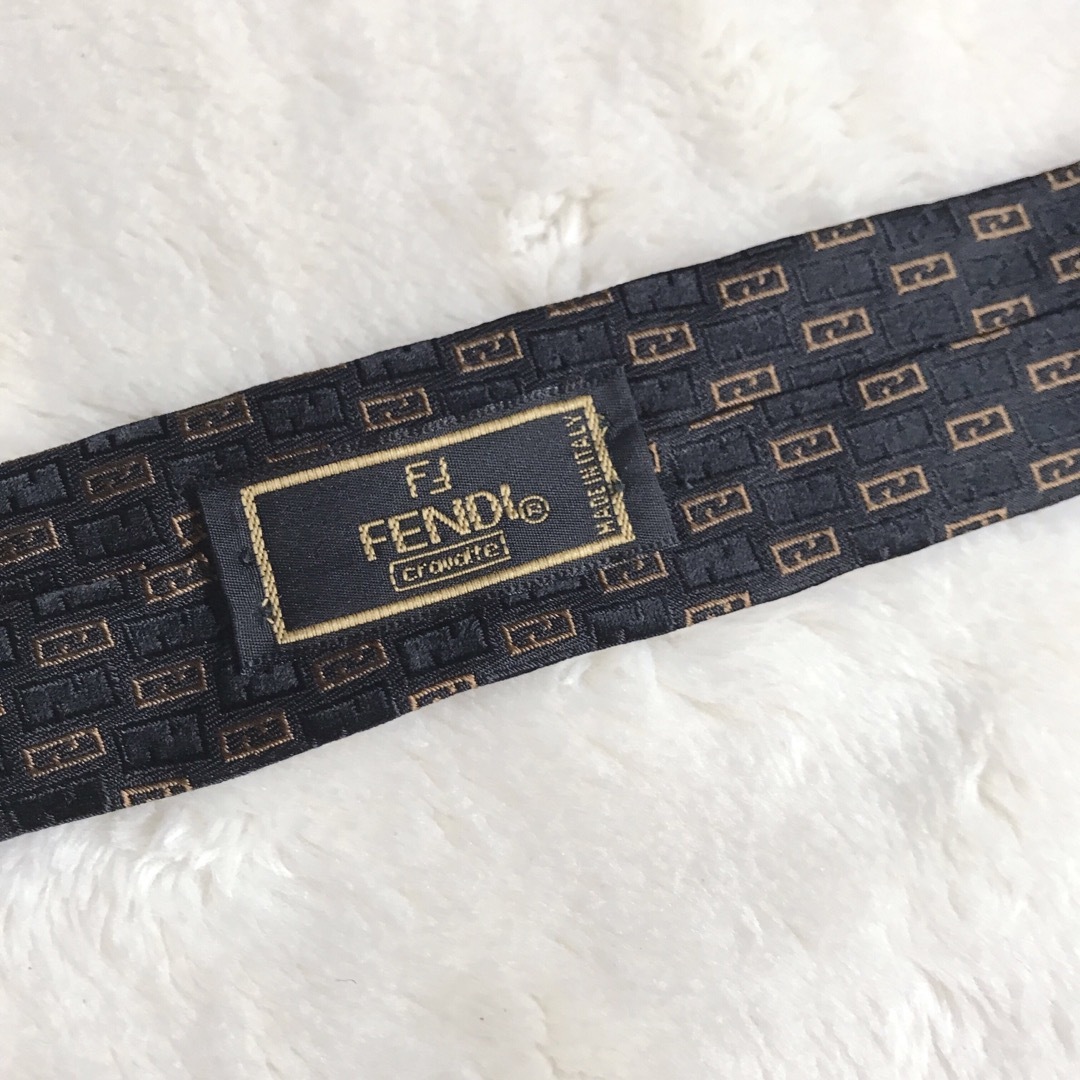 FENDI - 美品 FENDI ネクタイ ブラック 総柄 ズッカ柄 シルク FENDI - 美品 FENDI ネクタイ ブラック 総柄 ズッカ柄 シルク