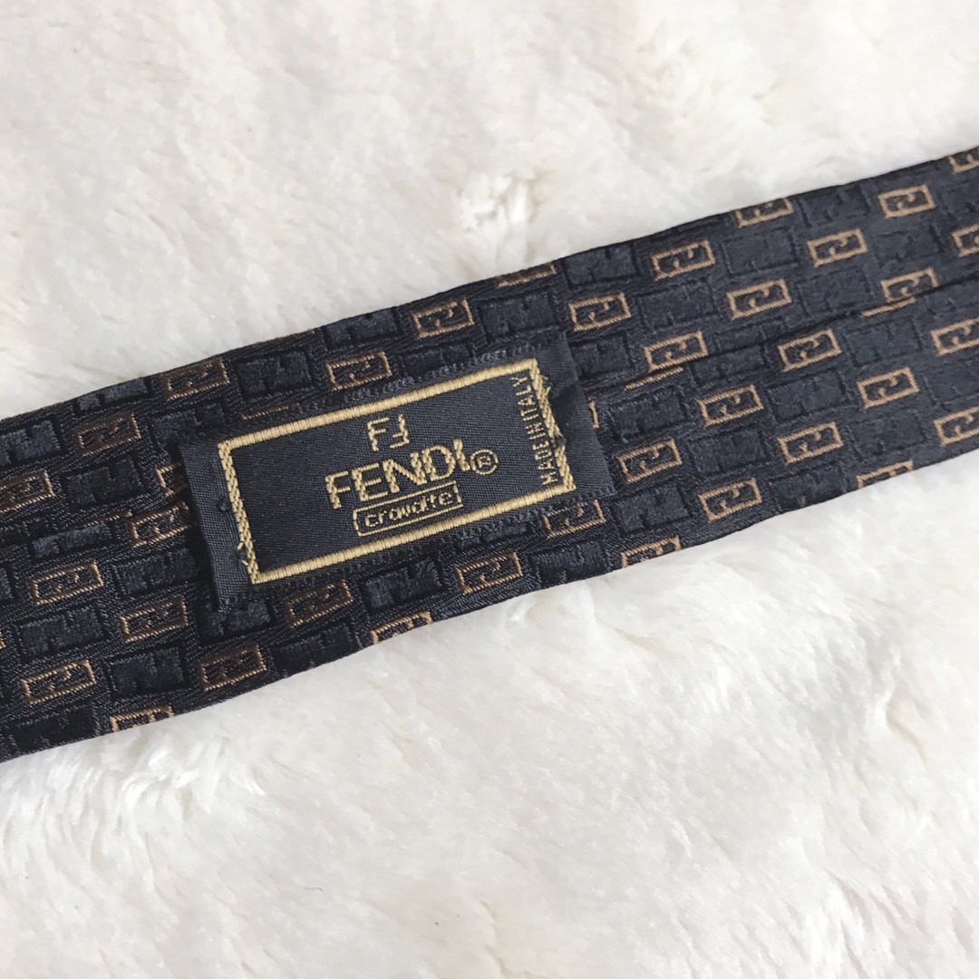 FENDI(フェンディ)の美品 FENDI ネクタイ ブラック 総柄 ズッカ柄 シルク ペカン メンズのファッション小物(ネクタイ)の商品写真