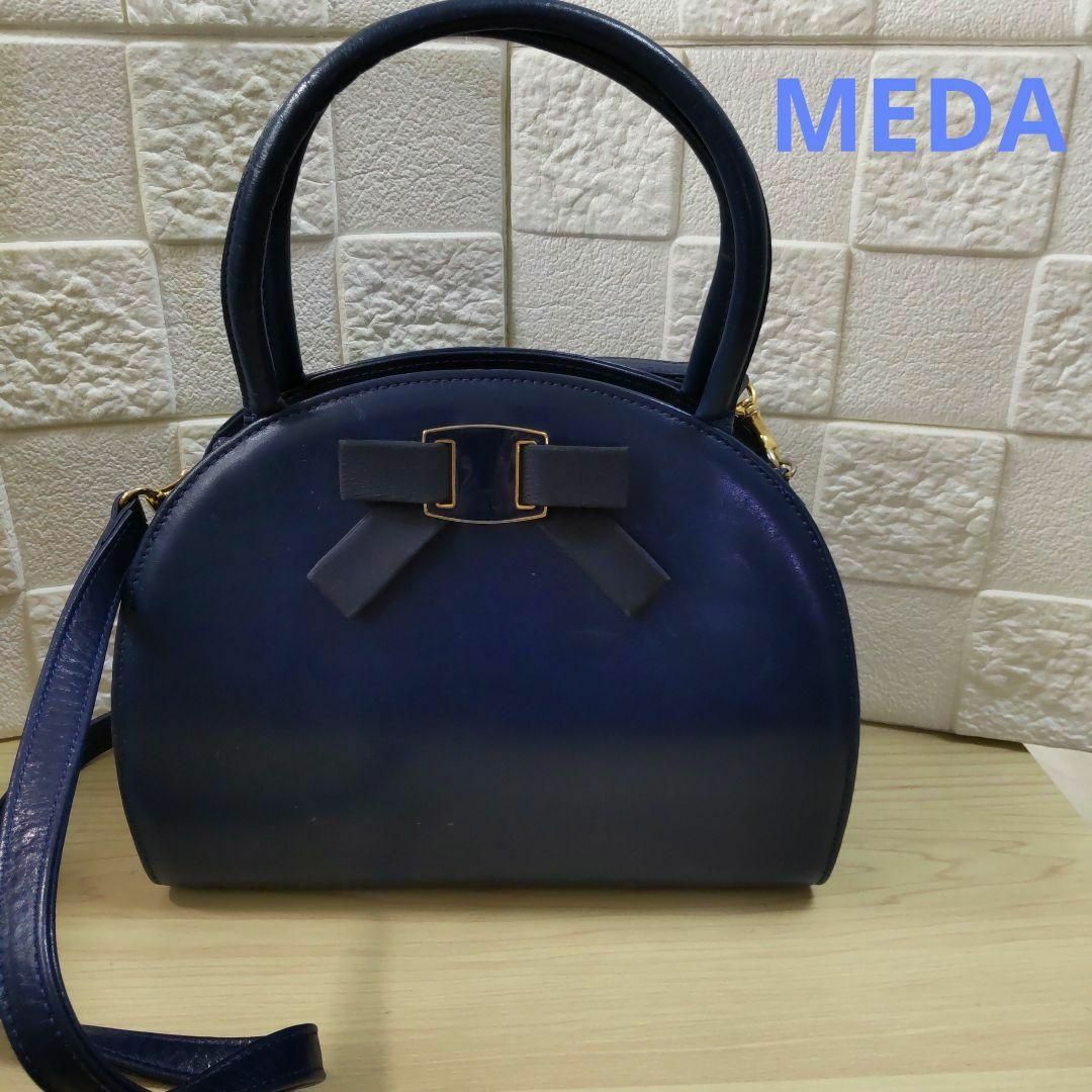 MEDA(メダ)のメダ　MEDA ネイビー　リボン　2ウェイ　レザーバッグ レディースのバッグ(ショルダーバッグ)の商品写真