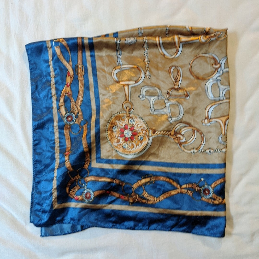 バンダナ　スカーフ　正方形　ベルト付 レディースのファッション小物(バンダナ/スカーフ)の商品写真
