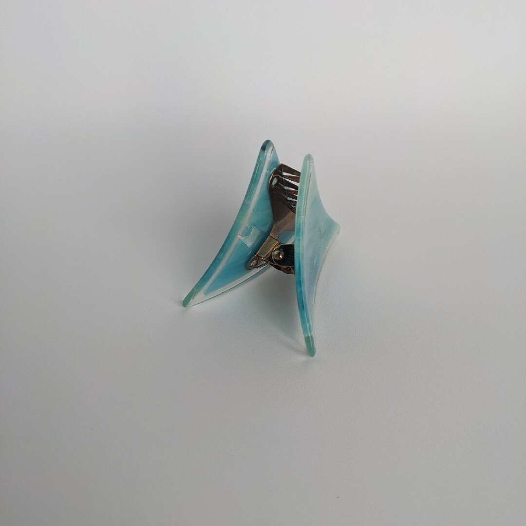 バンスクリップ　三角　ブルー　海　青　水色 レディースのヘアアクセサリー(バレッタ/ヘアクリップ)の商品写真