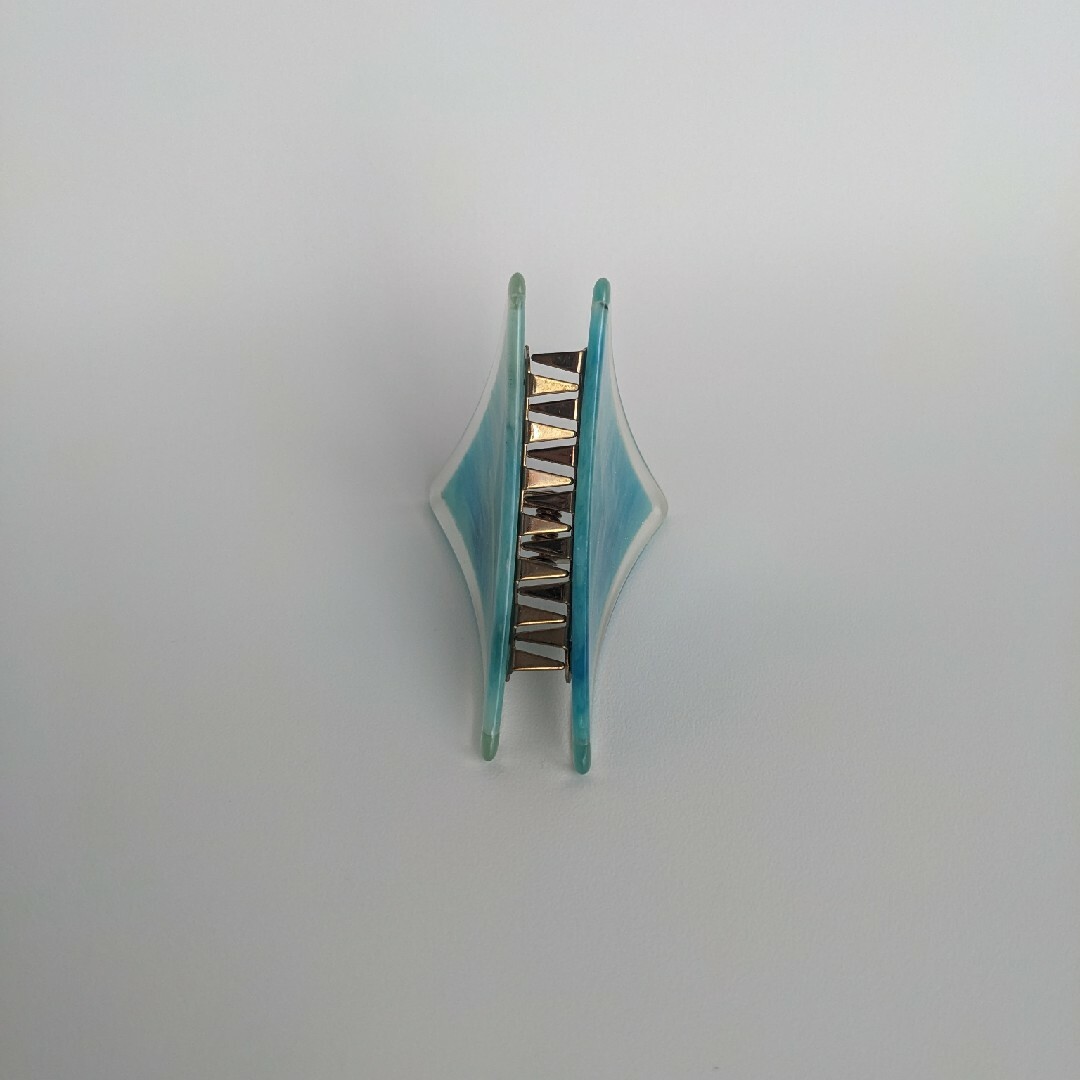 バンスクリップ　三角　ブルー　海　青　水色 レディースのヘアアクセサリー(バレッタ/ヘアクリップ)の商品写真