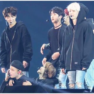 Begin掲載 BTS WINGS TOUR THE FINAL ジップアップパーカー